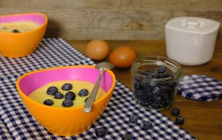 Budino alla mandorla con salsa di mirtilli